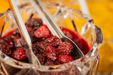Frutas do bosque frescas captadas com detalhe extremo, ideais para campanhas de drinks para eventos 