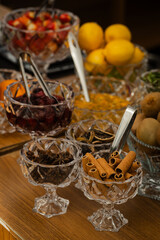 Frutos secos dispostos ao lado dos drinks oferecem textura e elegância à experiência sensorial da recepção.