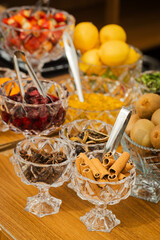 A sinfonia dos drinks começa com frutas frescas e coqueteleiras prontas para criar sabores únicos sob o céu claro.