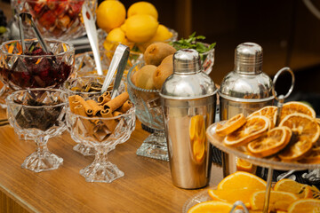 Las cocteleras en mesa con frutas frescas, evento al aire libre con luz natural 