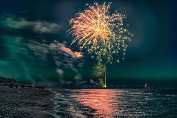 Zinnowitz, Insel Usedom, Deutschland – nächtliches Feuerwerk über der Ostsee mit Blick auf die Seebrücke Zinnowitz und die markante Tauchgondel. Frühling, Feststimmung und Freiheit am Meer.