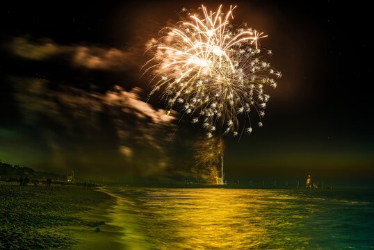 Zinnowitz, Insel Usedom, Deutschland &ndash; n&auml;chtliches Feuerwerk &uuml;ber der Ostsee mit Blick auf die Seebr&uuml;cke Zinnowitz und die markante Tauchgondel. Fr&uuml;hling, Feststimmung und Freiheit am Meer.