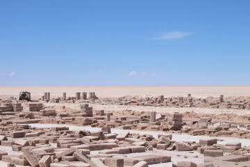 Lagoons, volcanoes and geysers in the Uyuni desert
