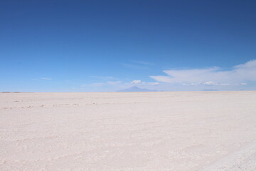 Lagoons, volcanoes and geysers in the Uyuni desert