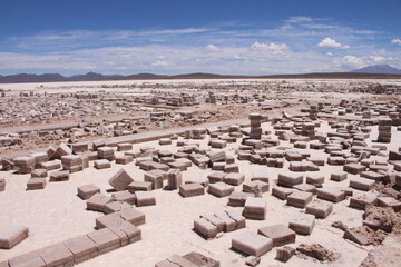Lagoons, volcanoes and geysers in the Uyuni desert