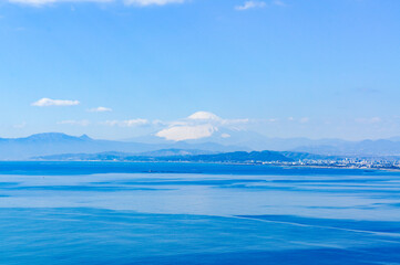 江の島展望台から眺める、雪を冠した富士山と広がる海の絶景