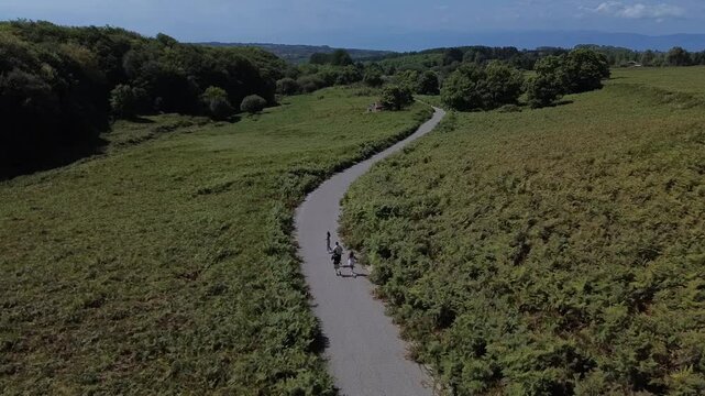 Camino entre las monta&ntilde;as desde drone