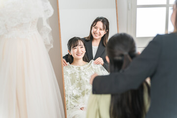 ウェディングドレスの試着,打ち合わせにきた日本人女性
