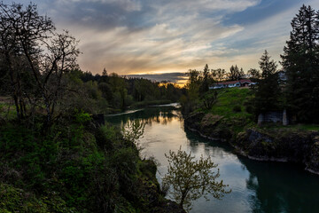 Fototapeta premium Beautiful sunset over Santiam River in Sweet Home, Oregon