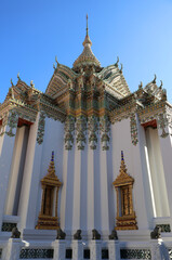 Fototapeta premium Stunning Craftsmanship of a Bangkok Buddhist Temple