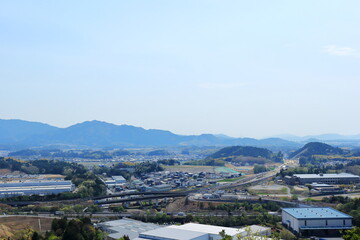 滋賀県　栗東市の日向山の南方の風景と延伸する道路