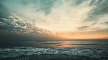 Obraz premium Dramatic ocean vista with captivating cloudscape and golden twilight horizon