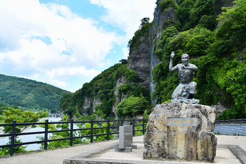 耶馬渓と禅海和尚の像