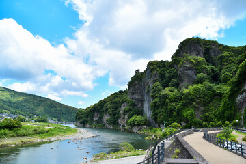 新緑に包まれた競秀峰