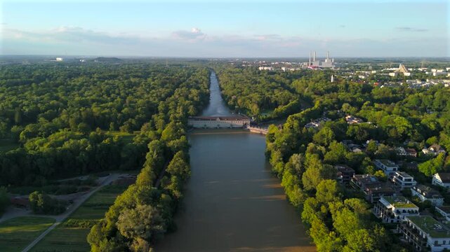 Stauwehr Oberfoehring Muenchen, Bayern, Deutschland Luftaufnahme im Sommer. Dam on Isar River in Munich, Germany aerial view in summer. Top view of the English Garden and the dam on the River Isar. 