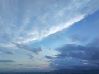 Obraz premium beautiful dark white cloudy afternoon sky, natural background gradation