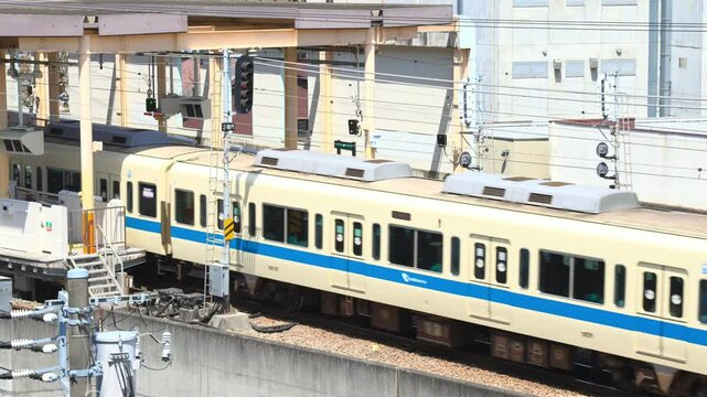 小田急線大和駅に進入する8000形電車