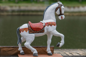 cheval de bois sur un marché aux puces, antiquité, brocante