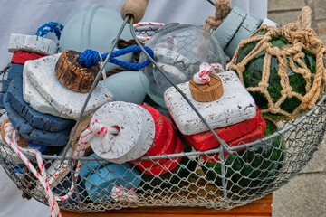 panier de décorations maritimes, flotteur de pêche en verre et bouées en liège, souvenir maritime