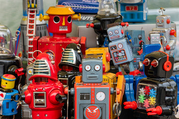 collection de robots sur l'étal d'une brocante