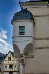 maison à pans de bois et maison bourgeoise à tourelle, place du marché à Vannes