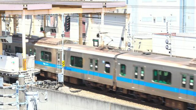小田急線大和駅に進入する快速急行10両編成の電車
