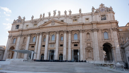 Obraz premium Front View of Saint Peter's Basilica with Statues and Latin Inscription in Vatican City