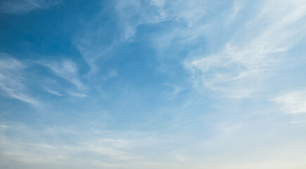 e sky is bright, tthhe fluffy white clouds are quiet.