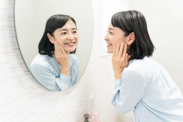 スキンケアをするミドル女性　ビューティーイメージ	
