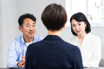 熟年夫婦と保険外交員　ビジネスイメージ