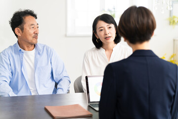 Fototapeta premium 熟年夫婦と保険外交員 ビジネスイメージ 