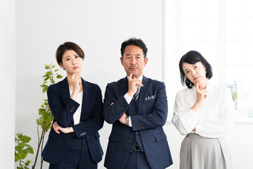 悩むビジネスパーソン	
