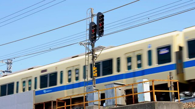 大和駅、第1場内信号機の副本線側に進入する6両編成の電車