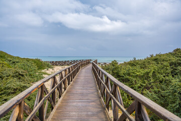 Der Strand Platja de Muro mit Holzsteg