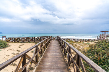 Der Strand Platja de Muro mit Holzsteg