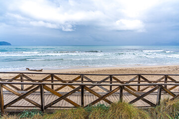 Der Strand Platja de Muro mit Holzsteg