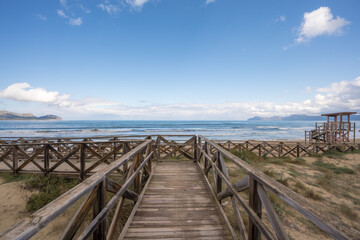 Obraz premium Der Strand Platja de Muro mit Holzsteg