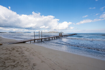 Der Strand Platja de Muro mit Holzsteg