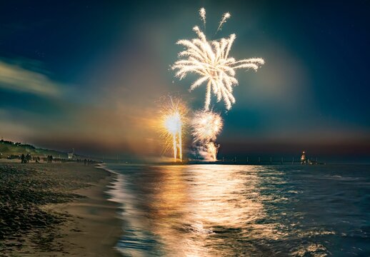 Zinnowitz, Insel Usedom, Deutschland &ndash; n&auml;chtliches Feuerwerk &uuml;ber der Ostsee mit Blick auf die Seebr&uuml;cke Zinnowitz und die markante Tauchgondel. Fr&uuml;hling, Feststimmung und Freiheit am Meer.