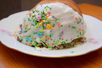 Sprinkled cake in the kitchen