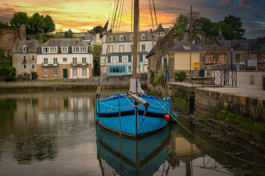 vieux gr&eacute;ement dans le port de Saint Goustan au coucher de soleil
