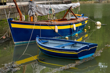 vieux gréement et barque annexe  à quai