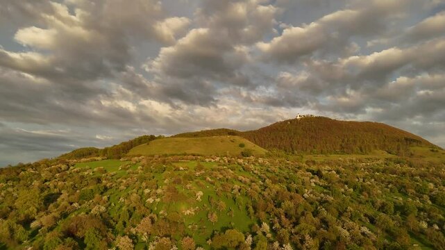 Burg Teck im goldenen Licht: Ein vertr&auml;umter Sonnenuntergang &uuml;ber Streuobstwiesen und der B&ouml;lle.