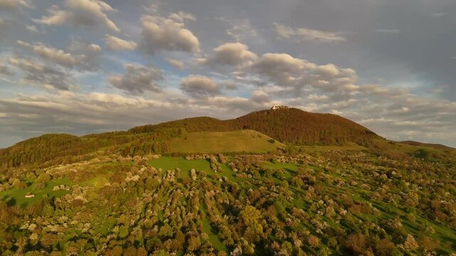 Burg Teck im goldenen Licht: Ein vertr&auml;umter Sonnenuntergang &uuml;ber Streuobstwiesen und der B&ouml;lle.