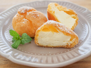 皿の上の小さなシュークリーム