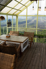 Terraza de restaurante acristalada con mesas y sillas, Bali, Indonesia