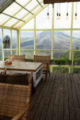 Terraza de restaurante acristalada con mesas y sillas, Bali, Indonesia