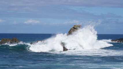 Wellen brechen im Ozean