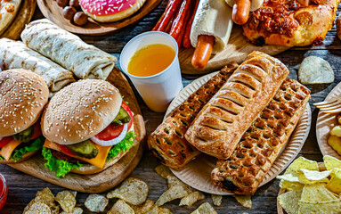 Foods enhancing the risk of cancer. Junk food