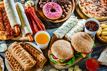 Foods enhancing the risk of cancer. Junk food